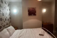 Curzon St - 4 Beds Sleeps 7 with Street Parking