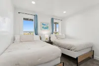 Modern Lakehouse l Slps 34 l Courts + Chefs Kitchen l Bear Lake Haven