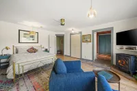 The Historic River Lodge - Your Private Riverfront Suite