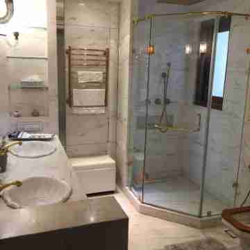 New & Luxurious 5-star serviced apartment located in gated colony in South Delhi Rooms