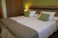 A 10 Minutos de Segovia Chalet con Jardín y Piscina en Pueblo Maravilloso Basardilla 호텔