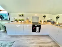 Luxe Chic Retreat - Tropical Vibes - Minutes Walk to Town and Beach - Sleeps 3