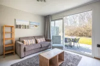 Ameland - Quiet apartment near the beach with terrace and pool access Hotels in Ameland