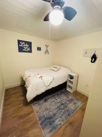 Lake front  2-bedroom condo with beautiful sun rises views over Crooked lake. Отели рядом с достопримечательностью «Заказник Менонаква Вудс»