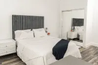 Mid City Retreat! Hotels in Miracle Mile