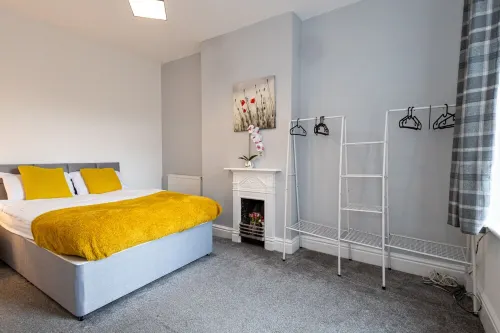 Lovely house close to restaurants and shops. 7 minutes from Manchester Airport. Hotels in Cheadle