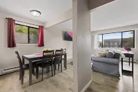 Cozy Apt Aurora/Sleeps 8/Free Wifi/55"/Parking
