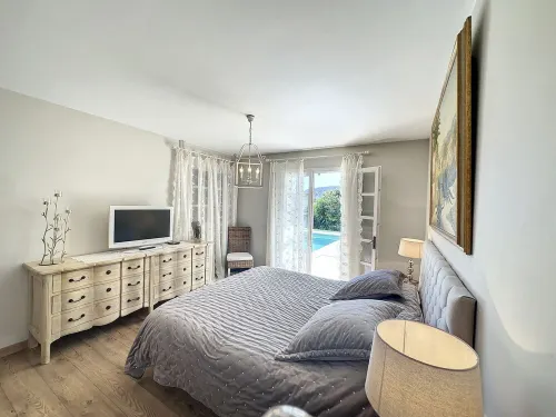 Spacious villa in town center, large swimming pool, Esterel view