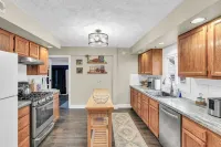 The Charming Home: 3-bedroom house, blocks to downtown Champaign, with WiFi, AC