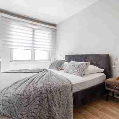 Quiet 1-Bed with Office Space, Saint-Cyprien, 200m to Metro Rooms