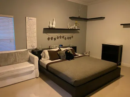 Spacious Studio with King Bed Private entrance in pleasant Pembroke Pines Отели в г. Пемброк-Пайнс