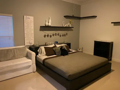 Spacious Studio with King Bed Private entrance in pleasant Pembroke Pines