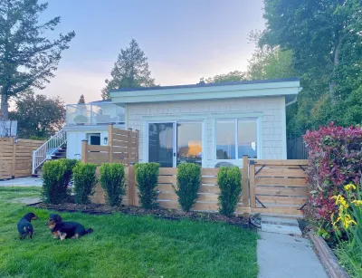 Seaside Haven Oceanfront Suite - Private Hot Tub Hotels near Swartz Bay Terminal