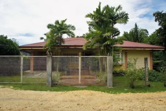 Guesthouse Surrounded By Trees Отели рядом с достопримечательностью «Сикатуна Миррор оф Уорлд»