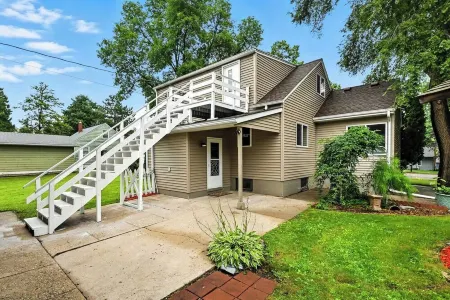 Cozy Maple Lake Hideaway