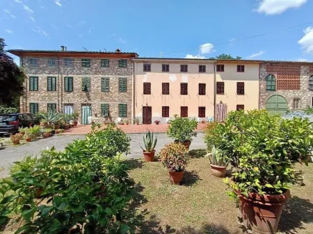 Bicchio Court 10 beds Отели рядом с достопримечательностью «Parrocchia Dei Ss. Maria Assunta e Jacopo Maggiore di Lammari»