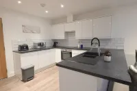Apartment in Croydon - 1 Min walk to Train Hotels in Wallington