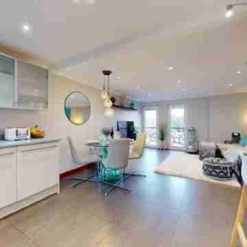 Modern Marina View Retreat | 3BR | Free Parking | Waterfront Bliss Dining/Meeting Rooms