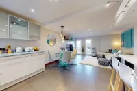 Modern Marina View Retreat | 3BR | Free Parking | Waterfront Bliss