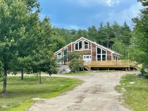 3 Bedroom Chalet with Hot tub on 3 private acre in the foothills of White Mnts Hotel a Alexandria