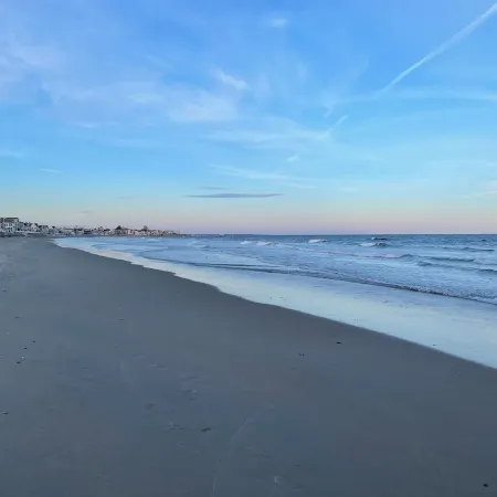 Beautiful Beach Cottage steps away from private Moody Beach!