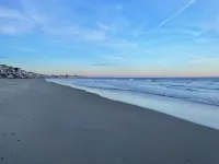 Beautiful Beach Cottage steps away from private Moody Beach!