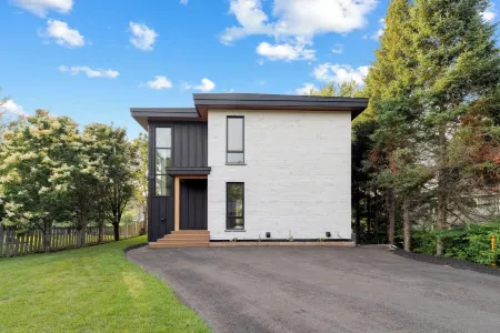 Modern Muskoka River Retreat Отели в г. Брейсбридж