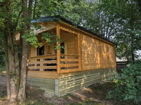 The Chalet Du Bois: Cozy comfort for 2 between garden and woodland Отели в г. Гервиль
