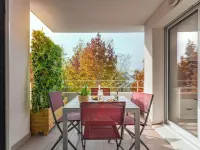 Cosy Apartment with Large Balcony and Private Parking فنادق في لوريان
