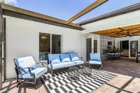 Beechwood Bungalow! Spacious 4-bedroom house with pool in charming Fort Myers فنادق في Whiskey Creek