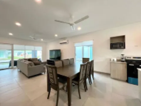 Brand new private home in a gated colony. 5 min walk to beach and all facilities 坦博爾酒店