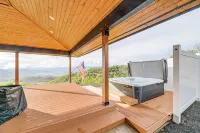 Dreamy Hilltop View: Roseburg Retreat w/ Hot Tub! - 4つ星