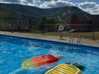 Family friendly townhouse minutes from Hunter Mountain! Hotels in Hunter