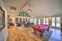 Grand Tulsa Getaway with Private Pond, Dock and Deck - بيت ضيافة