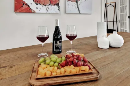 Harley House with Hot Tub & Grill - Historic District