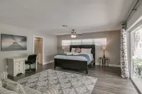 Huge Pool 5 Bedrooms/3 Bath Updated Home Sleeps 15 Hotel dekat CITA Rescue Mission