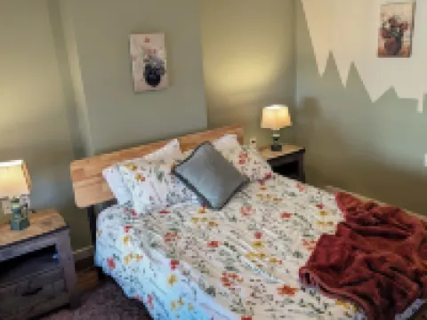 Relaxing Rustic Oasis II -  6 Min Walk to Downtown! Cyclist Welcomed! Hotels in Cumberland