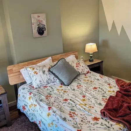 Relaxing Rustic Oasis II - 6 Min Walk to Downtown! Cyclist Welcomed!