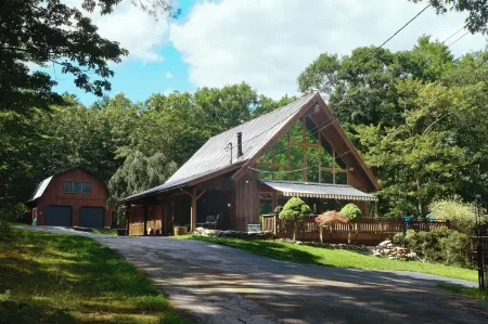 The Cabin at Deep Hollow Отели в г. Тастен