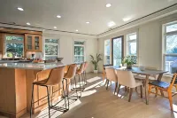 Luxe Getaway w/ Riverfront Views in Grants Pass! - balcony