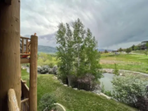 Spacious Eden Retreat – Modern Comfort, Scenic Views & Room for 11