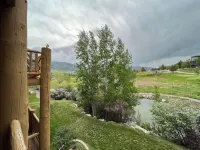 Spacious Eden Retreat – Modern Comfort, Scenic Views & Room for 11