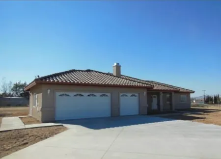 COZY FAMILY  HOME WITH A POOL AND SPA