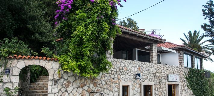 Villa Mirjana - Studio Apartment with Terrace and Sea View (Bogumila) Hotels in Mlini