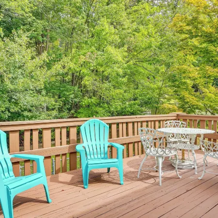 Family Home Close to Warwick, 5 Mi to Lake!