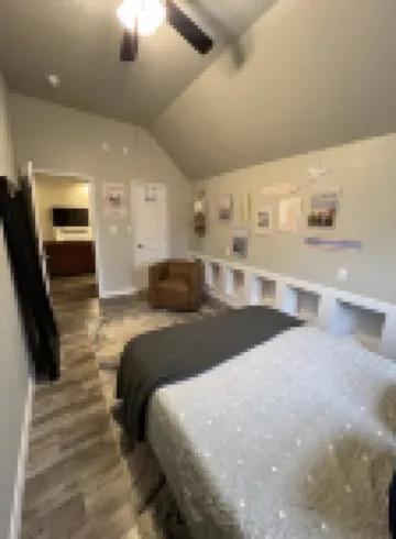 Tranquil 3-bedroom barn right next to Lake Tenkiller in Vian with WiFi, AC