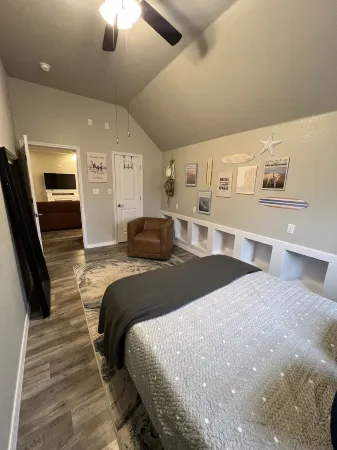 Tranquil 3-bedroom barn right next to Lake Tenkiller in Vian with WiFi, AC