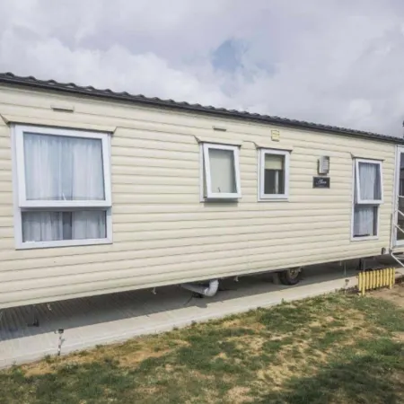 Caravan - Sleeps 10 - Pet Friendly - Parking
