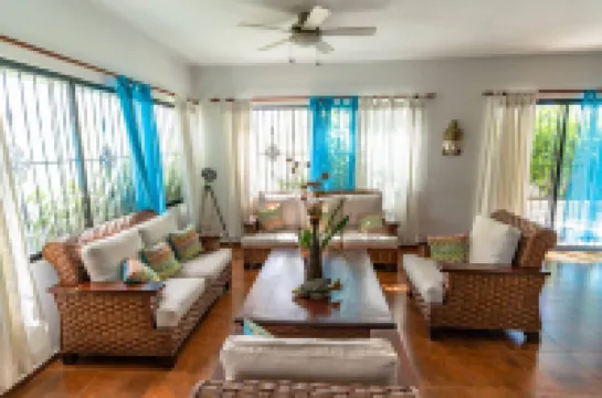 Villa con piscina natural perfecta para familias Hoteles en 