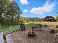 Brown Co, Hot Tub, King Bed, Sleeps 10, Bumper Pool, 5 Smart TVs Firepit, Grill Hotels in Brown County